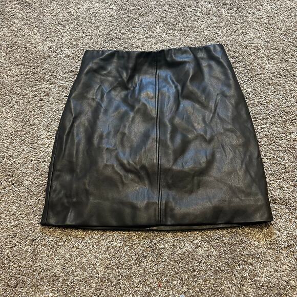 HOLLISTER Women's Faux Leather Mini Skirt Size XS In Black - Picture 1 of 8